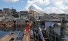 No bairro da Glória, ruas inteiras ficaram submersas e dão lugar a passarela improvisadas