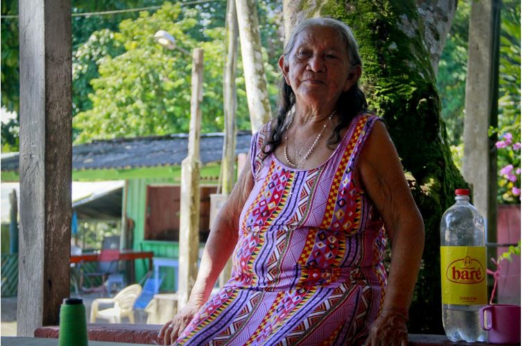 Dona Diva Matins, 74 anos, a tradição do Tupé. (Foto: Alberto César Araújo/Amazônia Real)