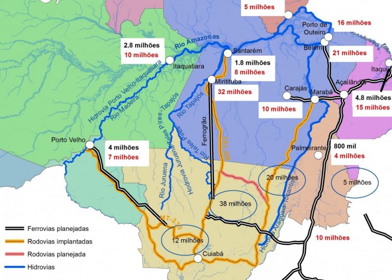 O renomado cientista da Amazônia, Tom Lovejoy, entrevistado em agosto de 2016 pela Science, a revista da Associação Americana para o Avanço da Ciência, fez um alerta grave.  Em resposta a uma pergunta sobre qual ele considerava a maior ameaça à Amazônia, Lovejoy respondeu: “A intersecção entre infraestrutura descoordenada e o ciclo hidrológico.  A Amazônia produz metade de sua própria precipitação [por evapotranspiração], e a água se recicla cinco ou seis vezes quando atravessa a bacia.  [O desmatamento perturba] o ciclo hidrológico [e] vai ter efeitos sobre o sistema climático.  Com as secas de 2005, 2010, e a atual – acho que estamos vendo indícios de um ponto de colapso sem retorno.” Uma vez que o desmatamento da Amazônia ultrapasse o ponto de inflexão da mudança climática, os chamados “pulmões do mundo” não mais funcionariam como um sumidouro de carbono – onde grandes quantidades de gases de efeito estufa são armazenados.  Ao contrário, a floresta tropical moribunda poderia se tornar uma fonte de emissões de carbono retroalimentando as mudanças climáticas. Embora seja difícil precisar o limite de inflexão da floresta amazônica – entre 20% e 40% de desmatamento, de acordo com cientistas como Lovejoy – a perda florestal decorrente da construção de dezenas de barragens e obras de infraestrutura na Bacia do Tapajós certamente vai acelerar a ultrapassagem desse ponto de colapso, com consequências potencialmente desastrosas para todo o planeta. Esta matéria é da série exclusiva “Tapajós sob Ataque”, escrita pela jornalista Sue Branford e pelo cientista social Mauricio Torres, que percorrem a bacia Tapajós.  A série é produzida em colaboração com Mongabay, portal independente de jornalismo ambiental.  Leia a versão em inglês.  Acompanhe outras reportagens no The Intercept Brasil ao longo das próximas semanas.