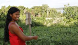 Bel Juruna diante de roça de abóbora que separa a aldeia Muratu do Xingu