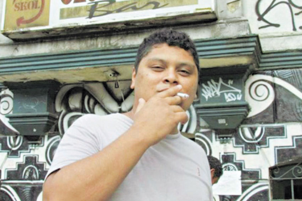 Boêmio.  O escritor Diego Moraes posa em frente a um bar de Manaus, no estilo Bukowski