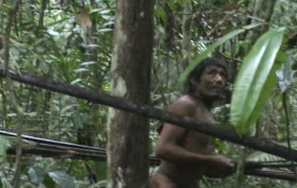 Uma equipe do governo brasileiro filmou os Kawahiva durante um raro encontro na Amazônia em 2011, provando a sua existência © FUNAI