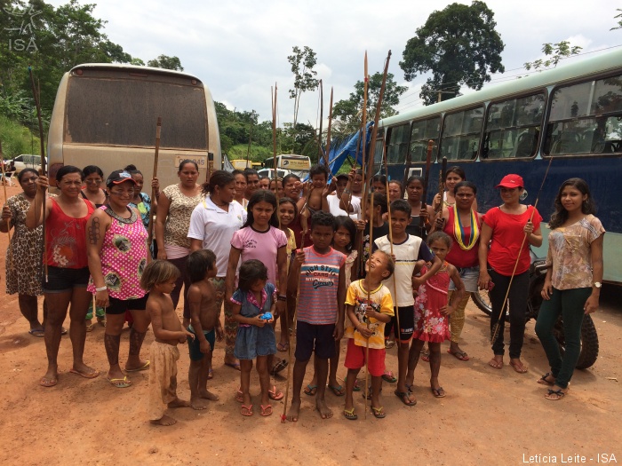 Mulheres indígenas bloqueiam acesso ao sítio Pimental e impedem a entrada de trabalhadores na barragem principal de Belo Monte | Letícia Leite - ISA