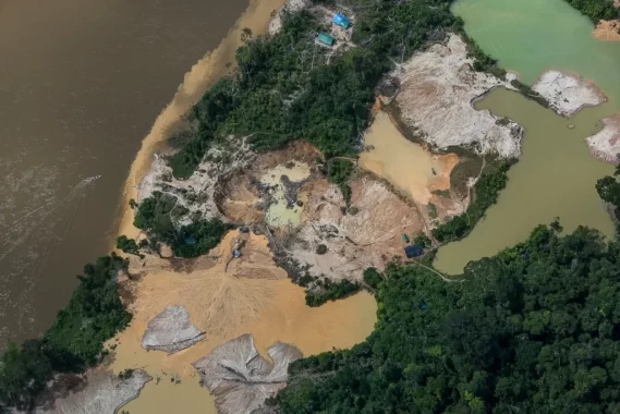 Destruição provocada pelo garimpo em território Yanomami em 2021.